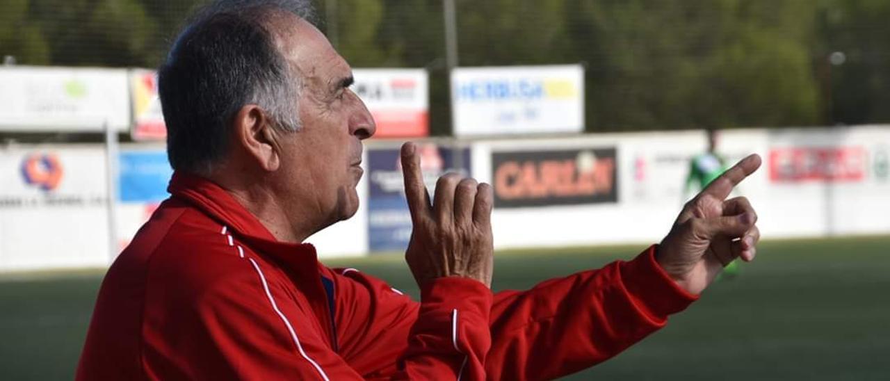 Jaume Sastre da instrucciones durante un partido.