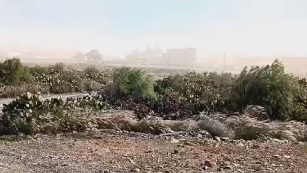 Los vecinos de Juan Grande, hartos de 'morder' el polvo por los aerogeneradores