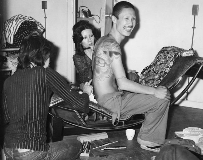 El diseñador japonés Kansai Yamamoto, en su tienda de Londres en 1971