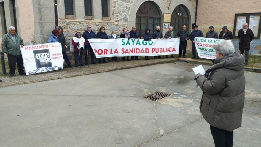 Concentración de ayer frente al Centro de Salud de Bermillo. | Cedida