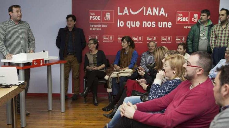 Roberto Petón Fernández se dirige a los afiliados, con Adrián Barbón en primera fila.