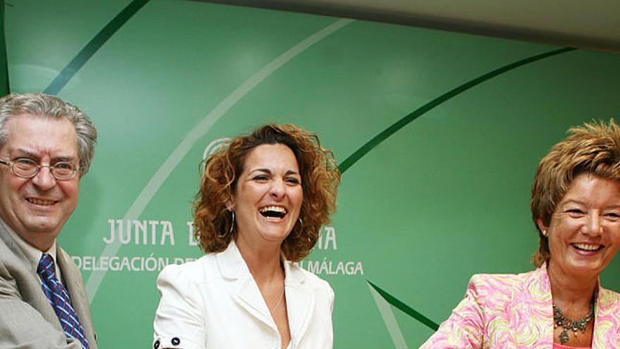 Acuerdo. Felipe Romera, Pilar Serrano y Ana López, ayer. l. carnero