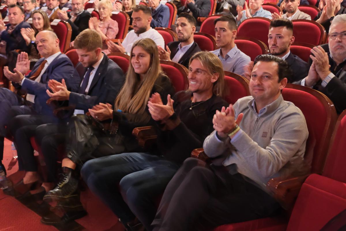 Beccacece junto a Mantecón y la hija de Bragarnik, en la gala de la entrega de la Medalla de Oro al Elche