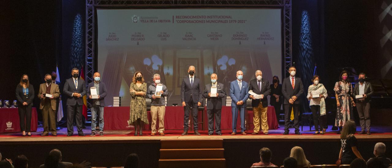 Francisco Linares e Isaac Valencia compartieron escenario en el homenaje a las corporaciones locales desde 1979