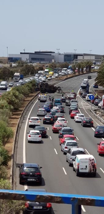 Aparatoso vuelco a la altura del Aeropuerto