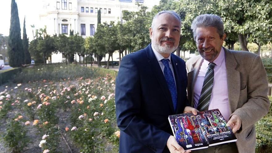 Miguel Ángel Vargas (izq.) y Enrique Salvo, en los Jardines del Ayuntamiento con su ensayo &#039;Botánica cofrade&#039;.