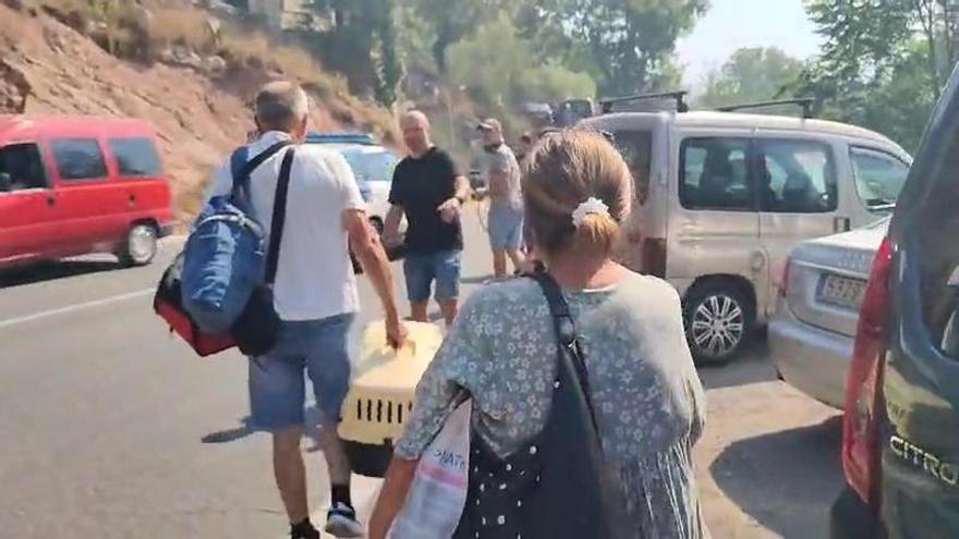 Els veïns de Les Garrigues a la cruïlla on els Mossos els acompanyen fins les seves cases