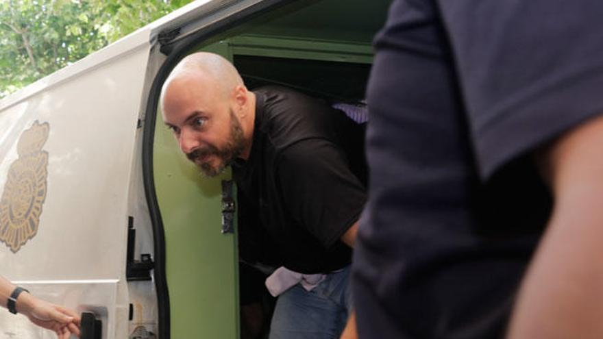 Teo Gijón, saliendo del furgón policial.