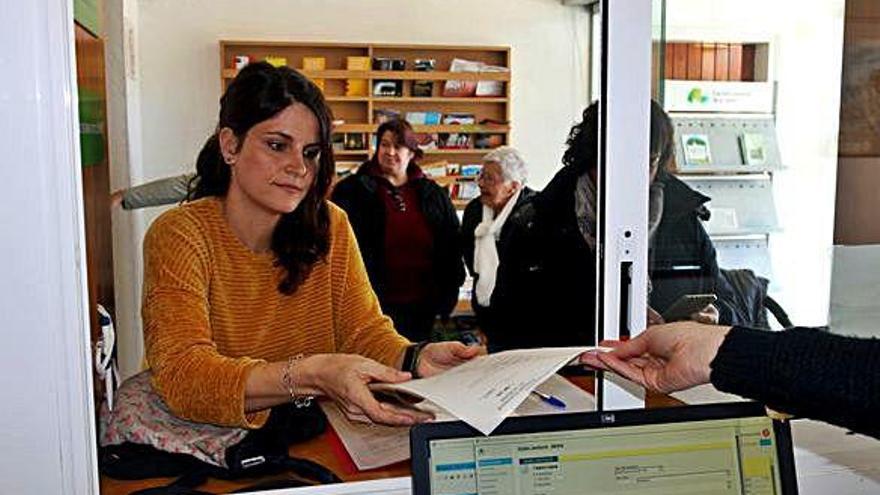 Representants d&#039;associacions de pares entrant la carta ahir al Consell Comarcal de la Selva.