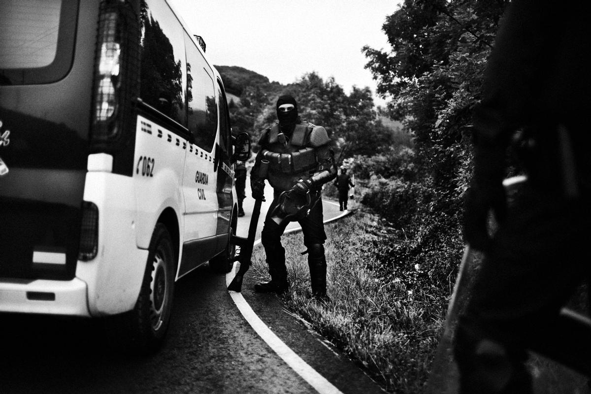 Los antidisturbios de la Guardia Civil, revisan la carretera en busca de mineros del carbón en La Cobertoria, cerca de Oviedo, norte de España, 20 de junio de 2012. Los mineros protestaban contra la propuesta del gobierno de reducir los fondos para la producción de carbón.