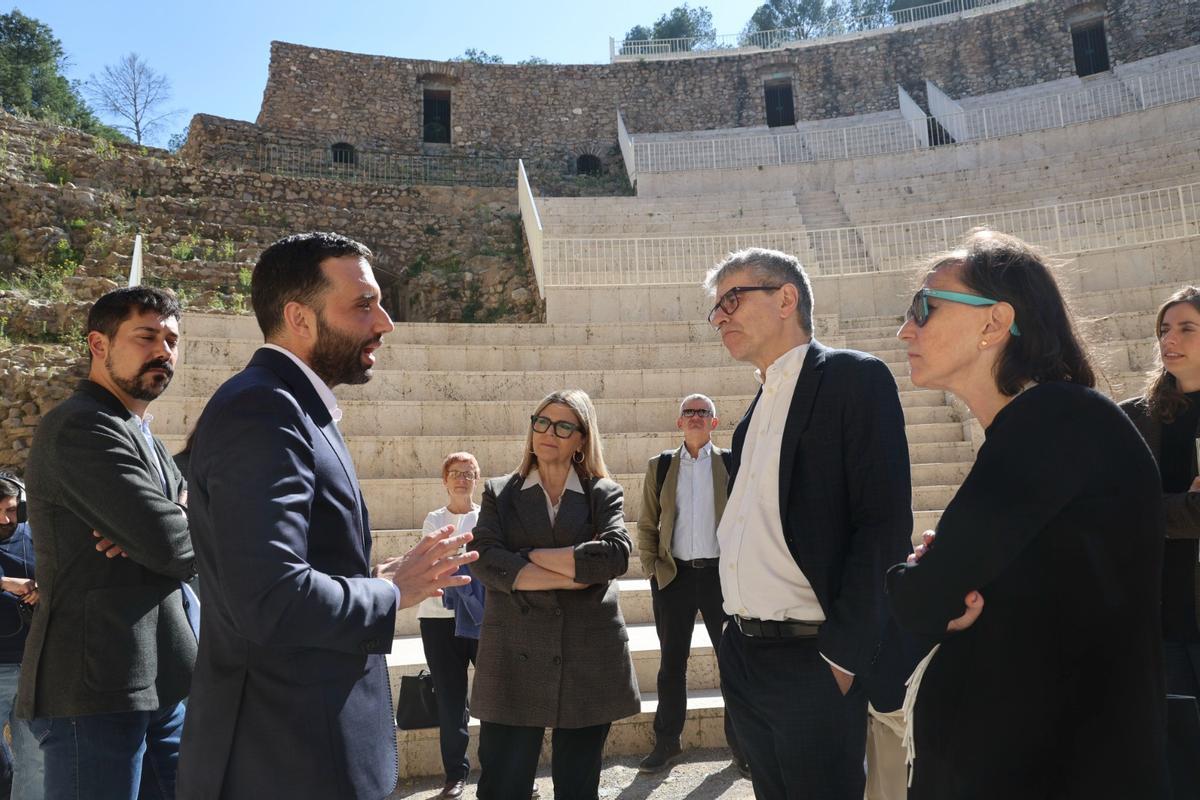 El alcalde, hablando con el secretario de Estado y la consellera.