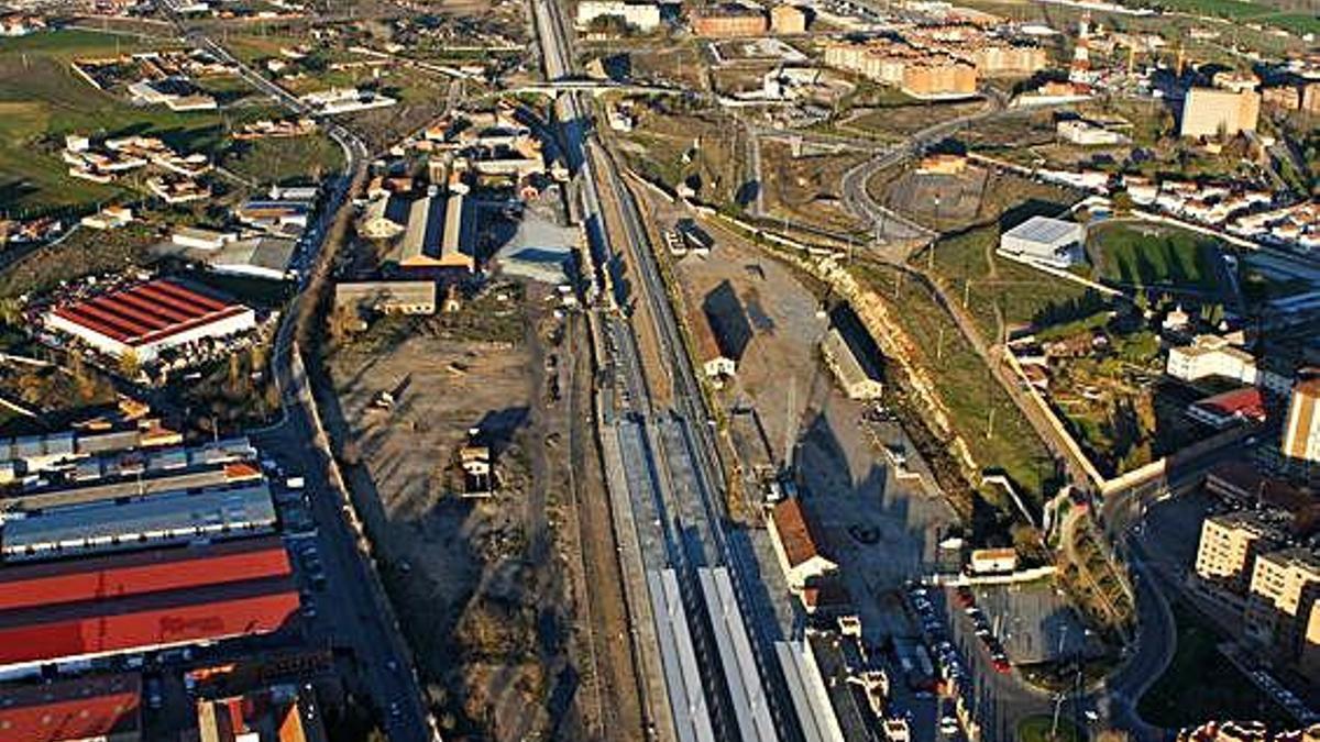 Terrenos de Adif junto a la estación de trenes.