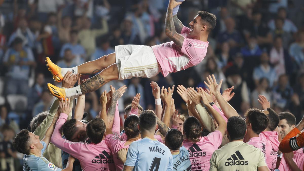 Los jugadores del RC Celta celebran la permanencia tras ganar al Barça en Balaídos por 2 tantos a 1