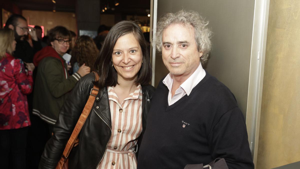 El escritor Ildefonso Falcones y la editora Ana Caballero en la fiesta del suplemento ’abril’ del Periódico en el Speakeasy 