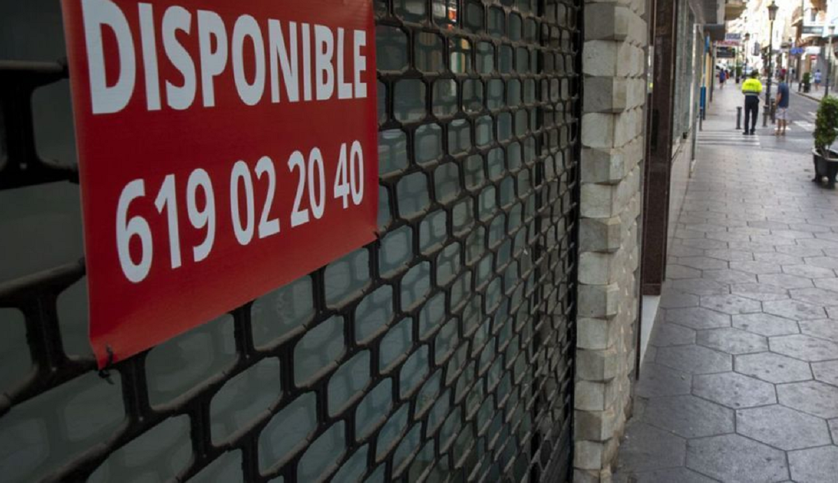 Un comercio cerrado en el centro de Alicante durante la pandemia.