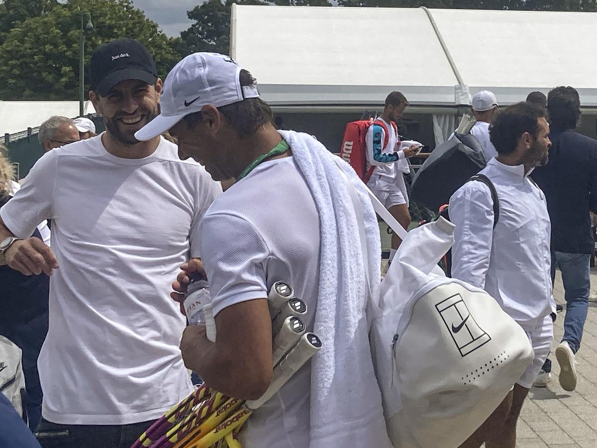 Gerard Pique saluda a Rafa Nadal al acabar su entrenamiento en el All England Club