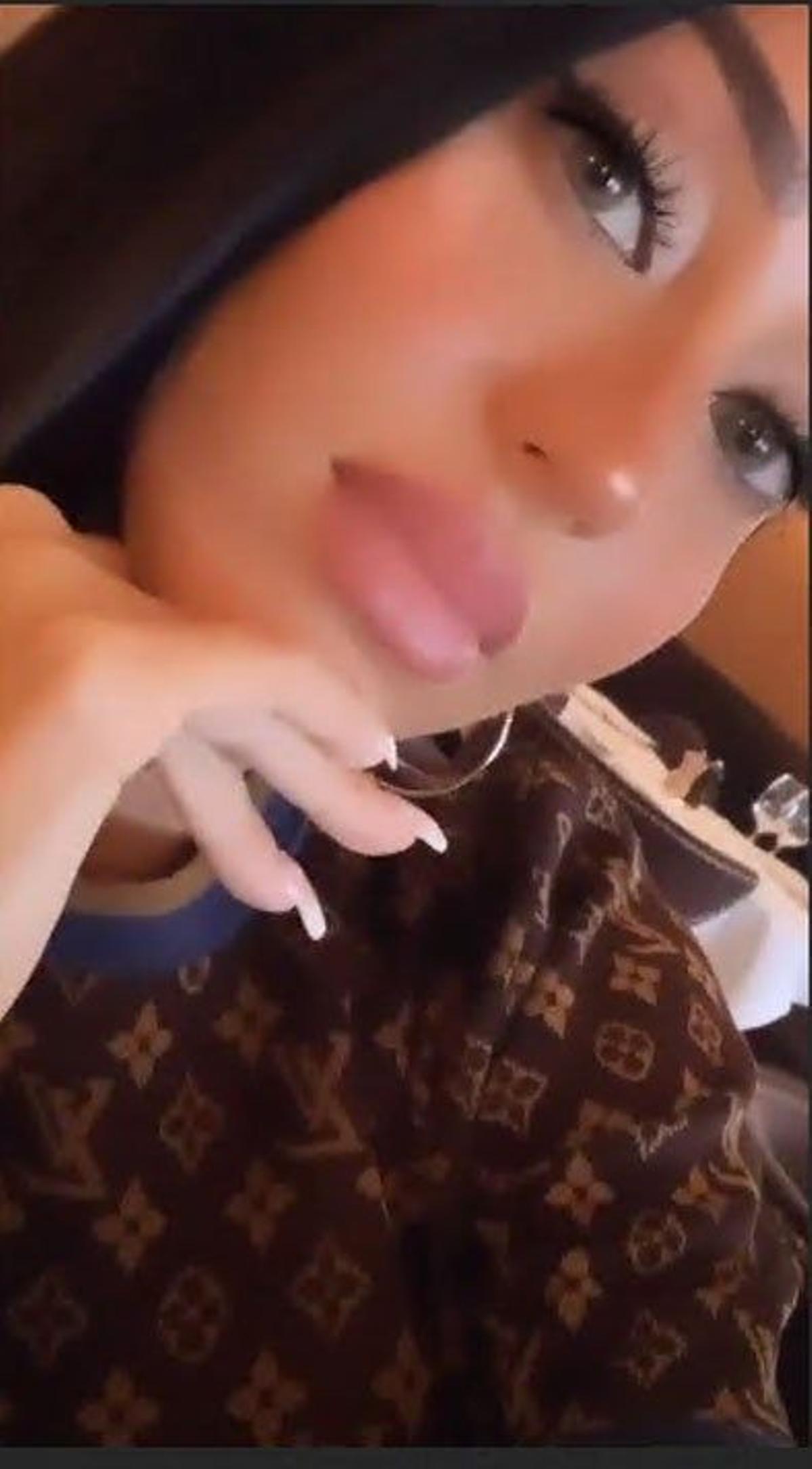 Aurah Ruiz posando en París con sudadera de Louis Vuitton