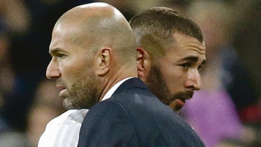 Benzema abraza a Zidane tras su sustitución. Juan Carlos Hidalgo / Efe