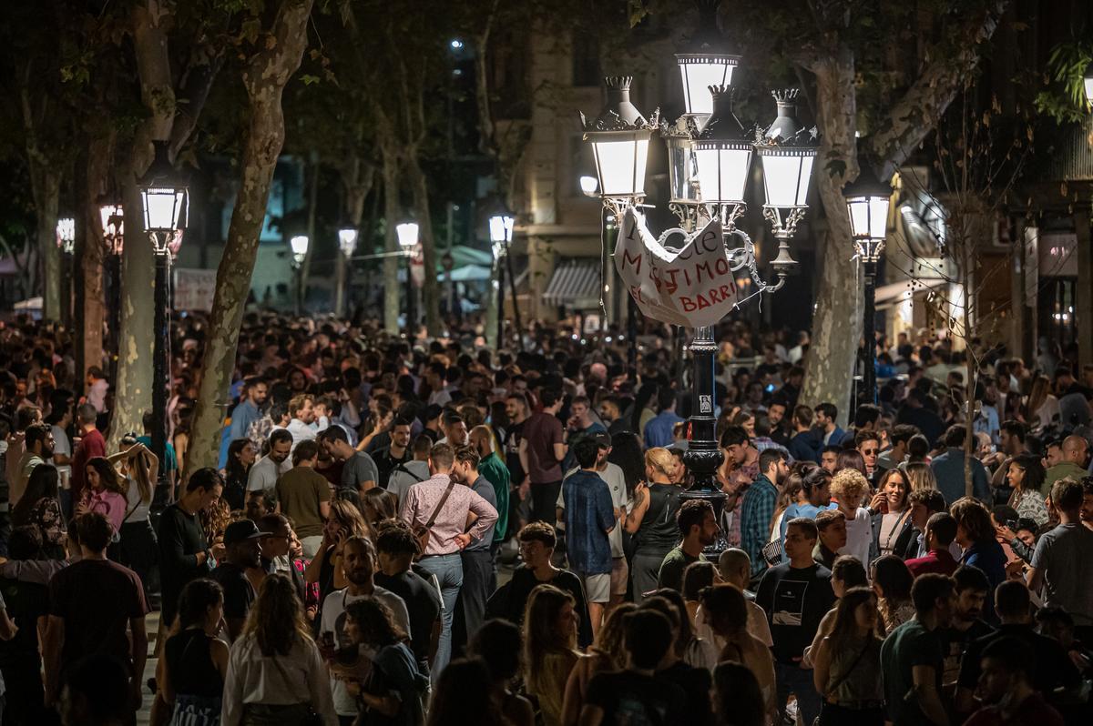 Cientos de personas se reúnen en una fiesta callejera en pleno Born, este sábado.