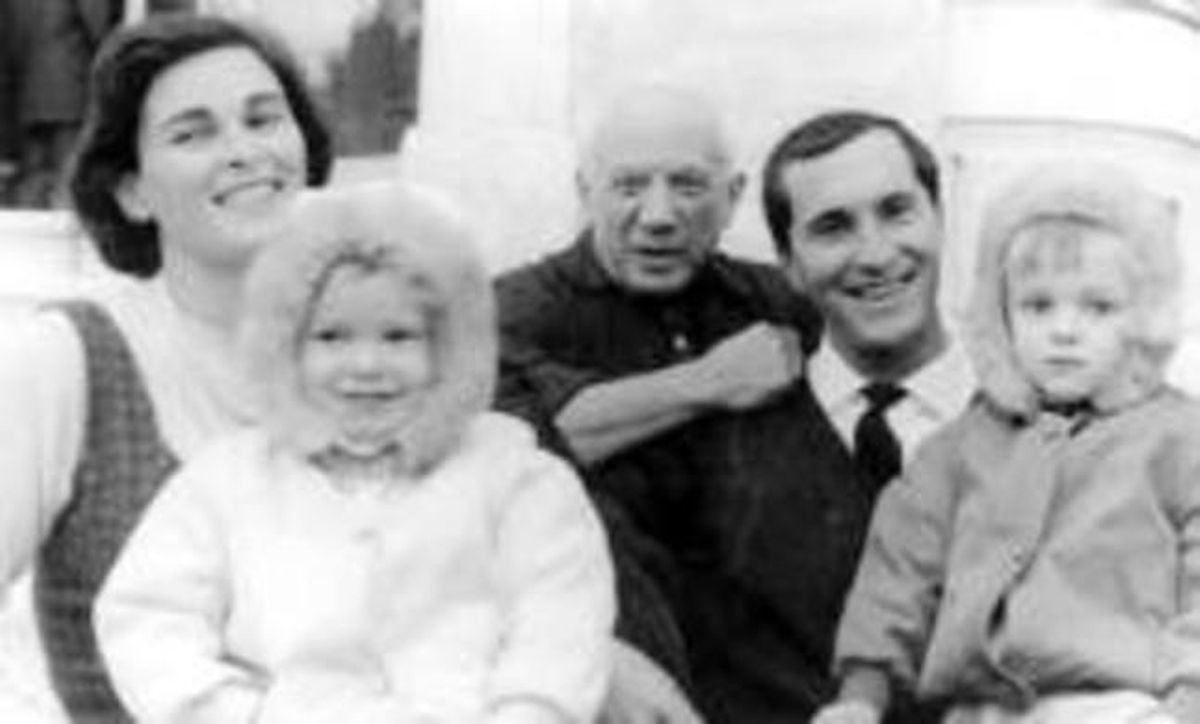 Picasso, entre Lucía Bosé i Luis Miguel Dominguín, que tenen a la falda Lucía i Miguel. Picasso, entre Lucía Bosé i Luis Miguel Dominguín, que tenen a la falda Lucía i Miguel.