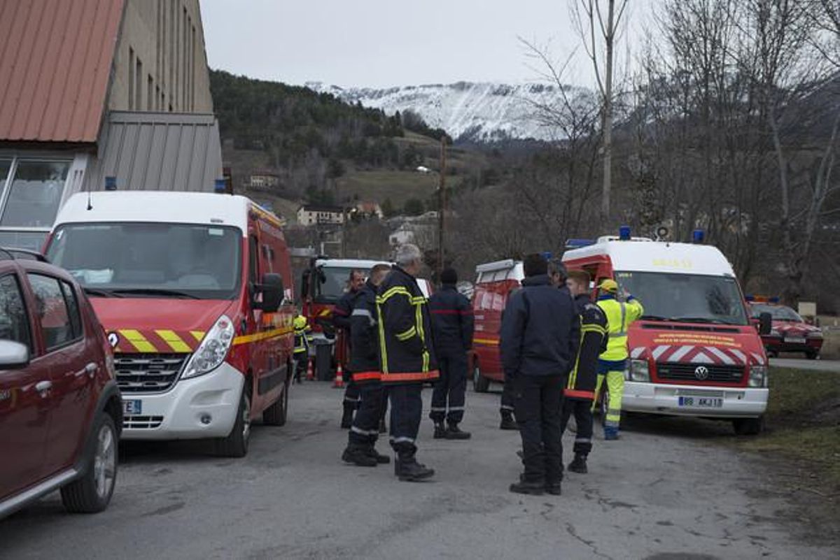 Els equips d’emergència es posen en marxa a primera hora del matí a Seynes-les-Alpes.
