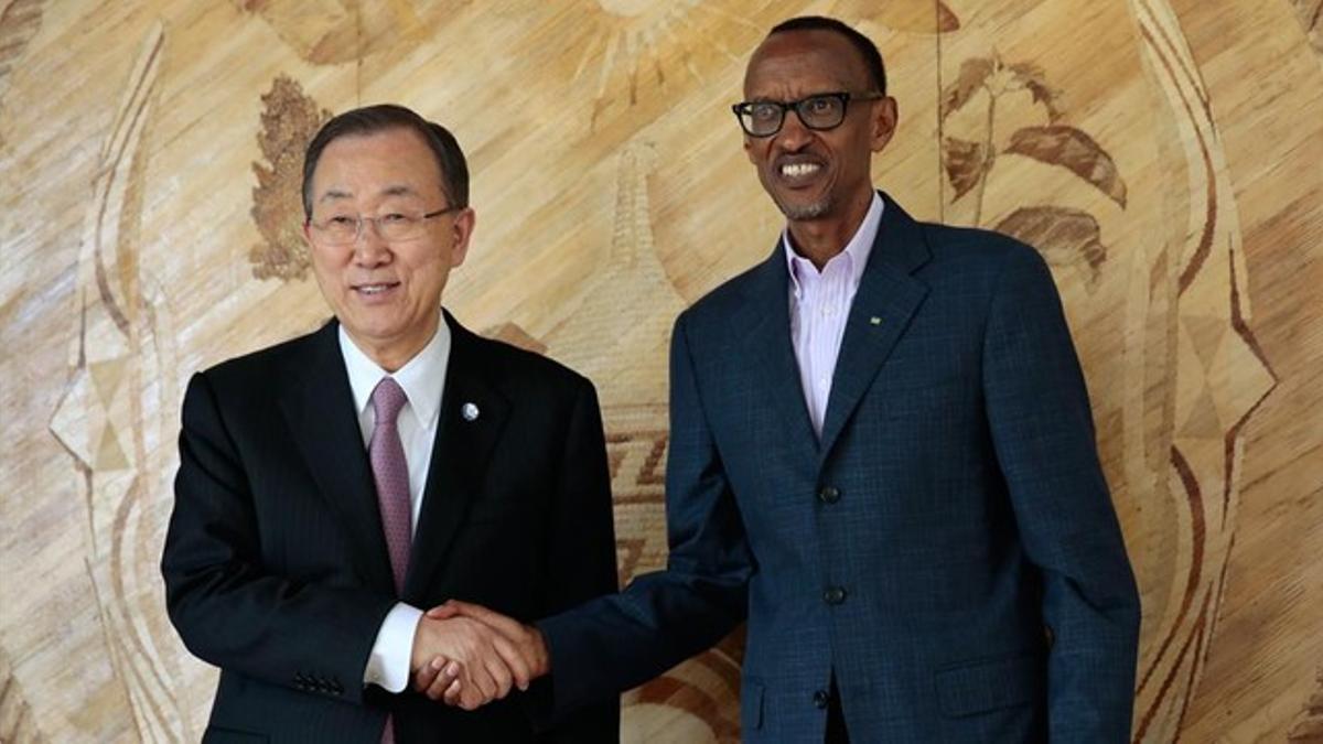 Ban Ki-Moon (izq) da la mano al presidente de Ruanda, Paul Kagame, este domingo en Kigali.