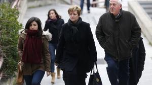 Isabel de la Fuente, madre de Cristina Arce, fallecida junto con otras cuatro jóvenes, su hermana y su padre a su llegada a la sede de la Audiencia donde se elebra el juicio del Madrid Arena.