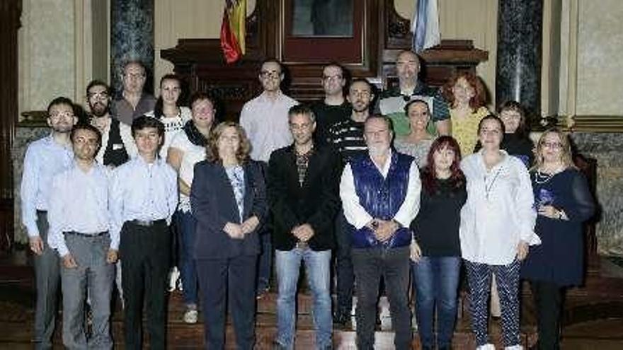 Miembros de Pórtico das Artes con el alcalde de A Coruña.