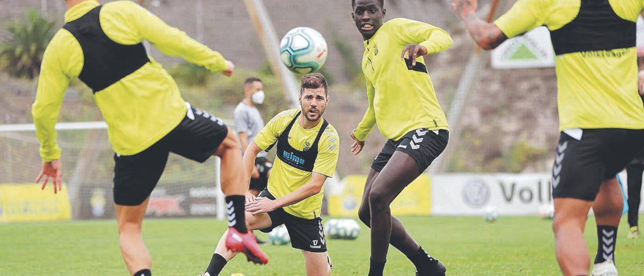 Jugadores de la UD durante el entrenamiento de ayer en Barranco Seco; la plantilla amarilla tiene hoy jornada de descanso.