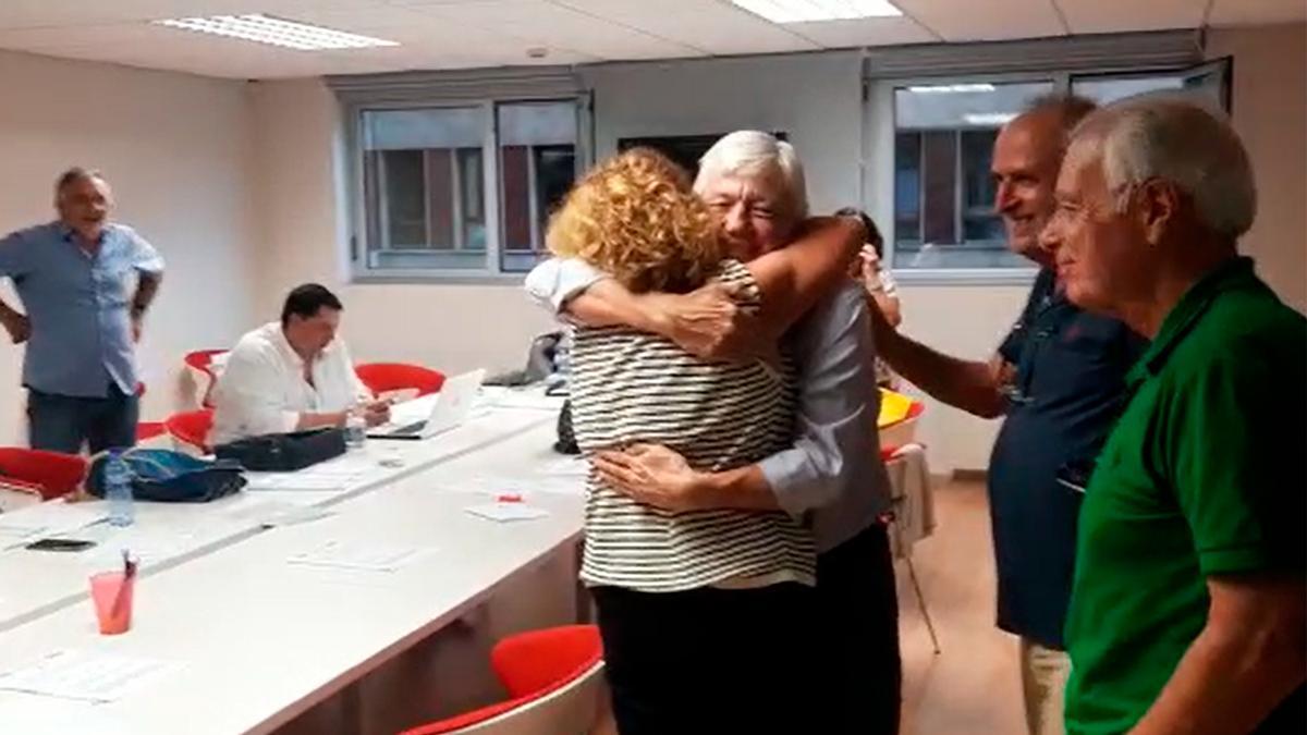 Los promotores de primarias en el PSOE de Gijón, de celebración por alcanzar 650 firmas