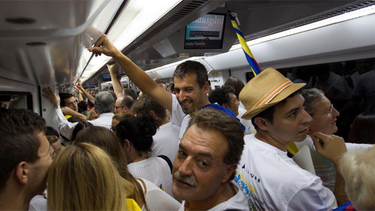 Un vagón de metro llega a la estación de Sagrada Familia.
