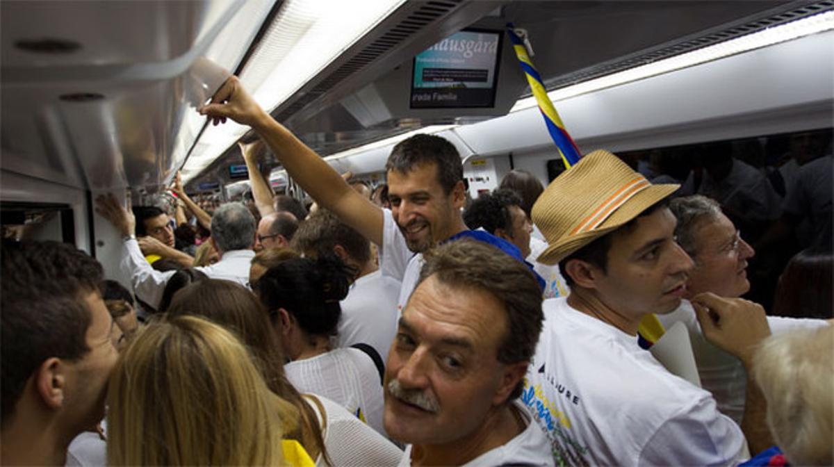 Un vagó de metro arriba a l’estació de Sagrada Família.