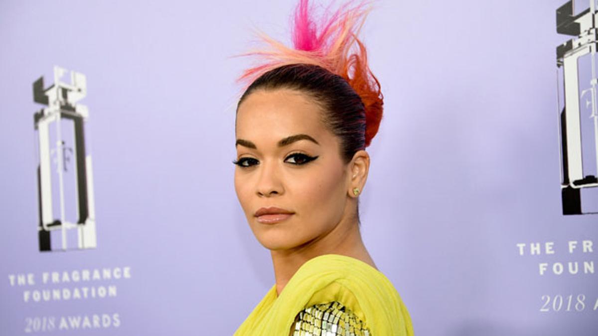 El original peinado de Rita Ora con el pelo en tres colores