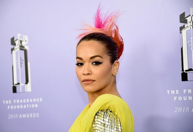 El original peinado de Rita Ora con el pelo en tres colores