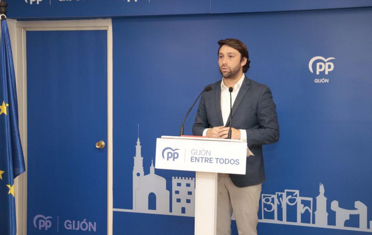 Andrés Ruiz, ayer, en la sede del PP de Gijón.  | LUCAS CID