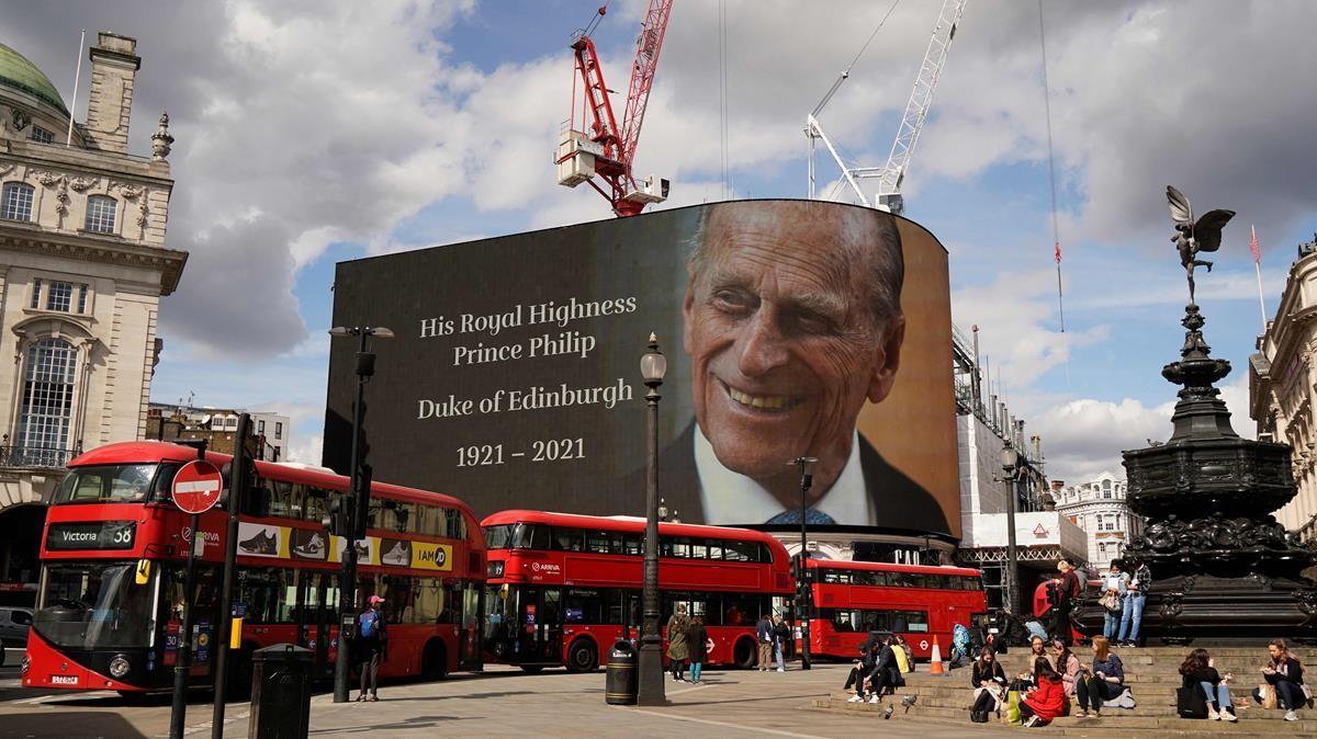 Instalan un cartel en Piccadilly Circus en homenaje al príncipe Felipe, Duque de Edimburgo de Gran Bretaña, al conocerse la notícia de su fallecimiento hoy.
