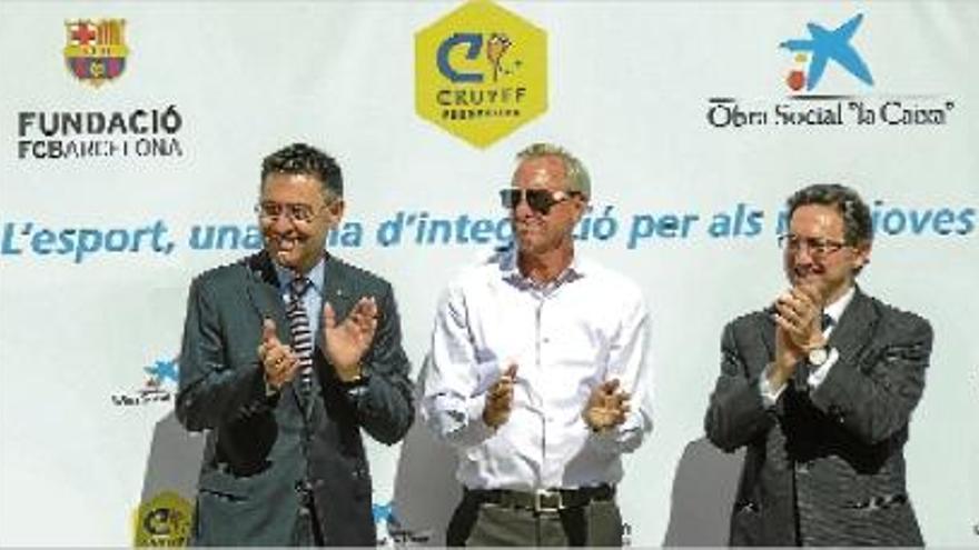 Bartomeu, Cruyff i Jaume Giró, director de la Fundació La Caixa, ahir al CEIP Seat, a Barcelona