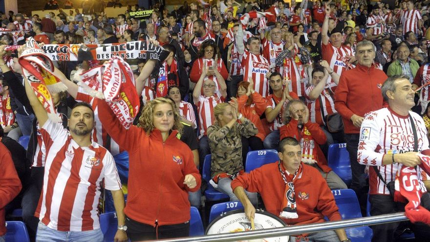 Aficionados del Sporting en las gradas de Riazor en el partido de la temporada 2016-17. | Víctor Echave