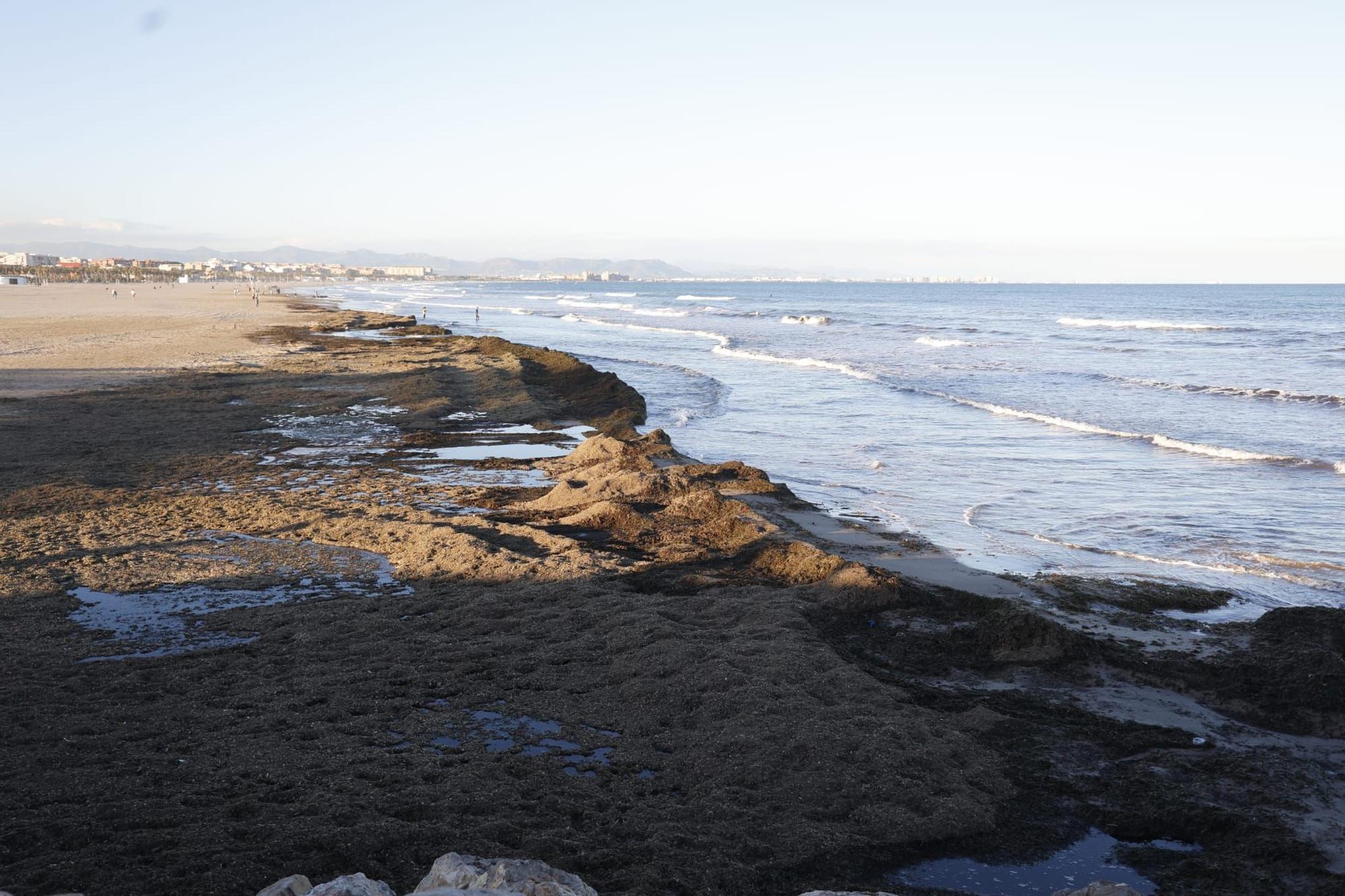 La playa de Las Arenas tras el fuerte oleaje de este fin de semana