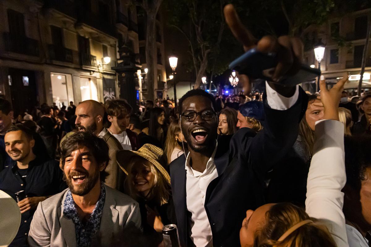 El paseo del Born tomado por turistas la noche de este viernes al sábado.