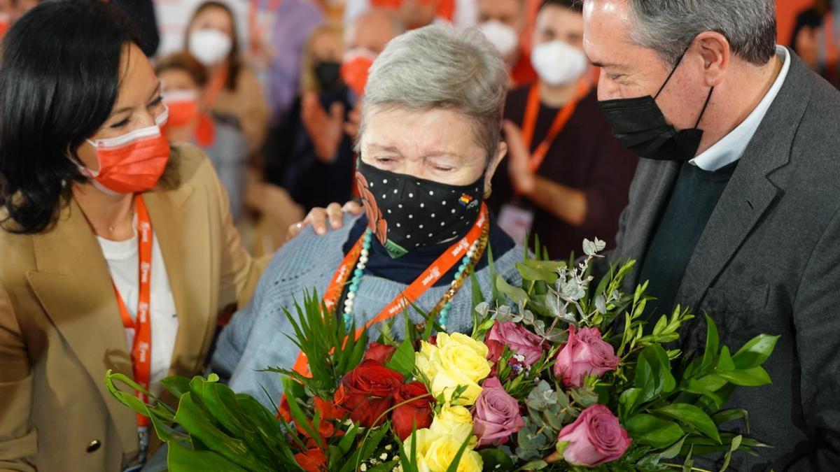 Maribel Flores ha recibido un homenaje en el Congreso del PSOE de Córdoba.