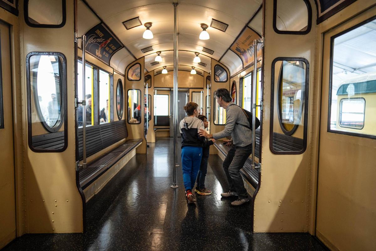 Jaume Collboni inaugura la exposición gratuita de trenes históricos restaurados por el centenario del metro
