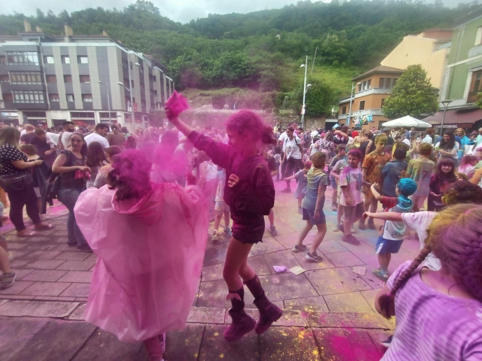 "Foguerina" de San Xuan y "Holi party" en Mieres