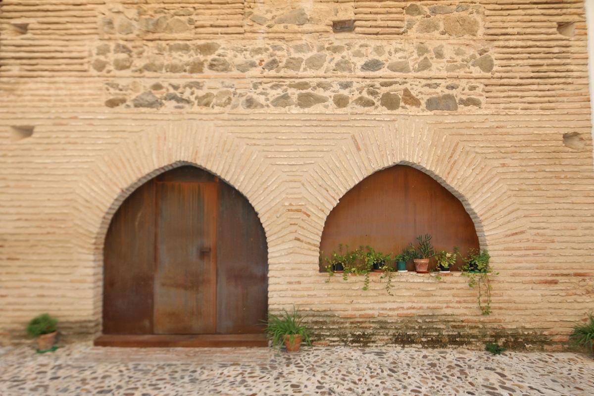 Ventana y puerta de entrada a la capilla por el patio de La Demandera. Se trata de dos arcos apuntados u ojivales, realizados en ladrillo que están en consonancia con el estilo gótico-mudéjar imperante en el S. XIV. Capilla de San Jerónimo del Convento de Concepción Francisca