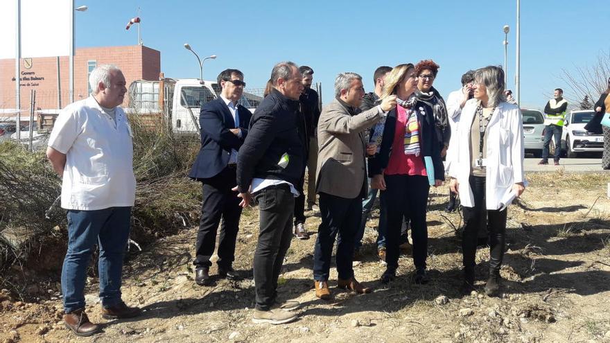 Las autoridades visitan la zona donde se habilitarÃ¡n los nuevos aparcamientos.