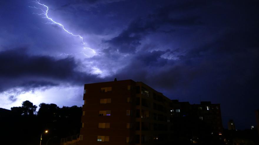 Nit de llamps i trons a Figueres