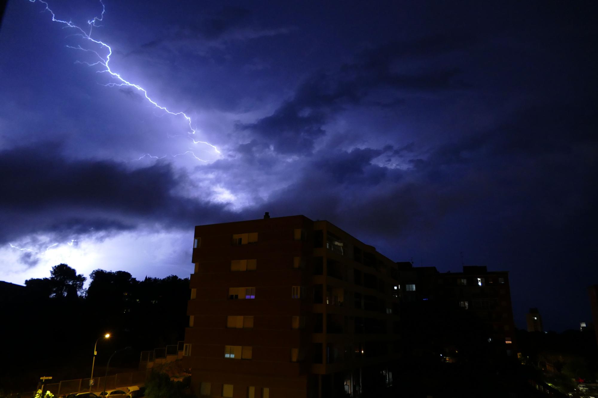 Nit de llamps i trons a Figueres