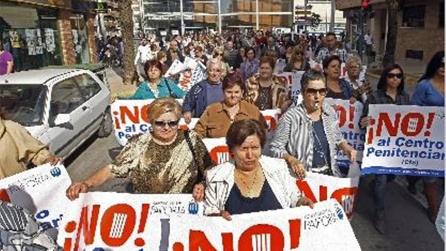 Participantes en la marcha contra el centro, a la salida de Paiporta.