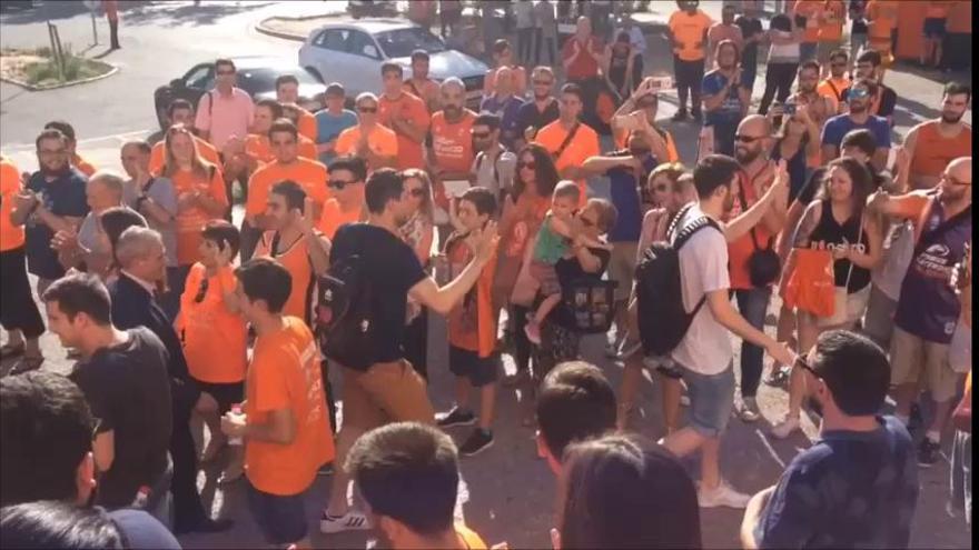 Recibimiento de la afición del Valencia Basket al equipo