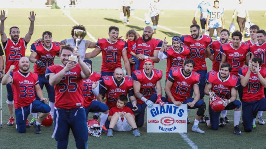 Los Valencia Giants recogen el trofeo que les acredita como campeones de la Liga Autonómica de Fútbol Americano